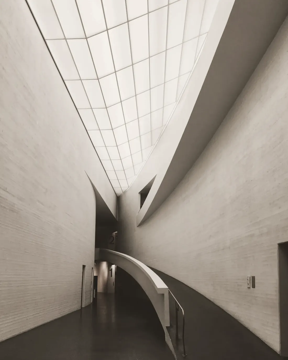 Espacio arquitectónico de piedra iluminado con luz natural