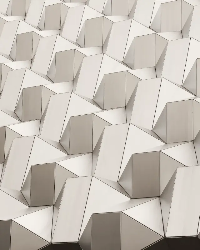 Fachada de módulos geométricos blancos